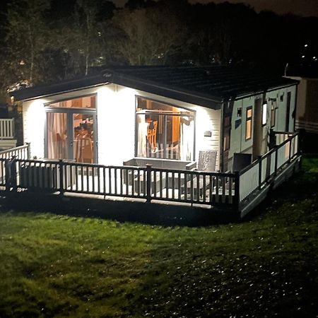 Luxury Lodge On Edge Of New Forest And 800M From Sea Entertainment And Leisure Passes Included Milford on Sea Buitenkant foto