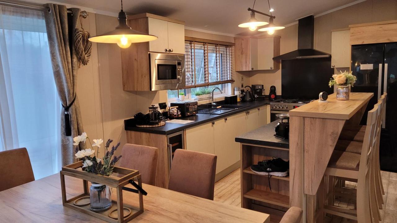 Luxury Lodge On Edge Of New Forest And 800M From Sea Entertainment And Leisure Passes Included Milford on Sea Buitenkant foto