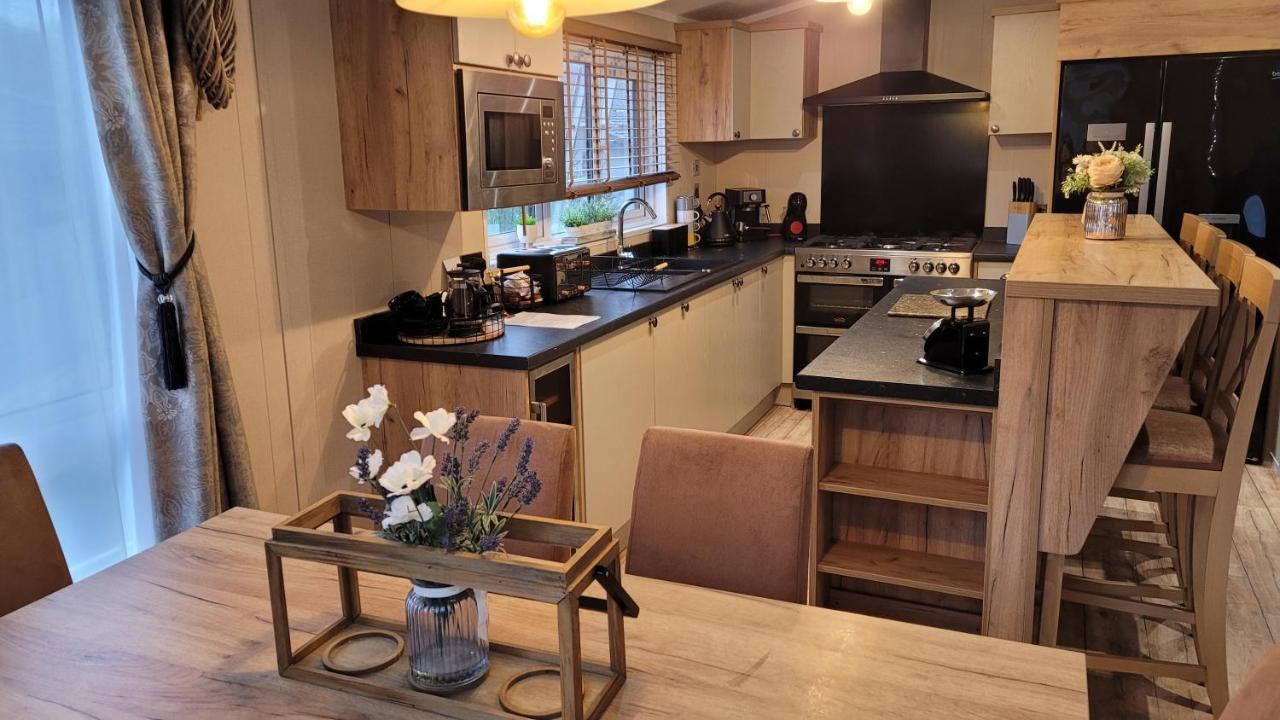 Luxury Lodge On Edge Of New Forest And 800M From Sea Entertainment And Leisure Passes Included Milford on Sea Buitenkant foto