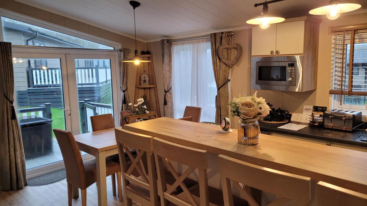 Luxury Lodge On Edge Of New Forest And 800M From Sea Entertainment And Leisure Passes Included Milford on Sea Buitenkant foto