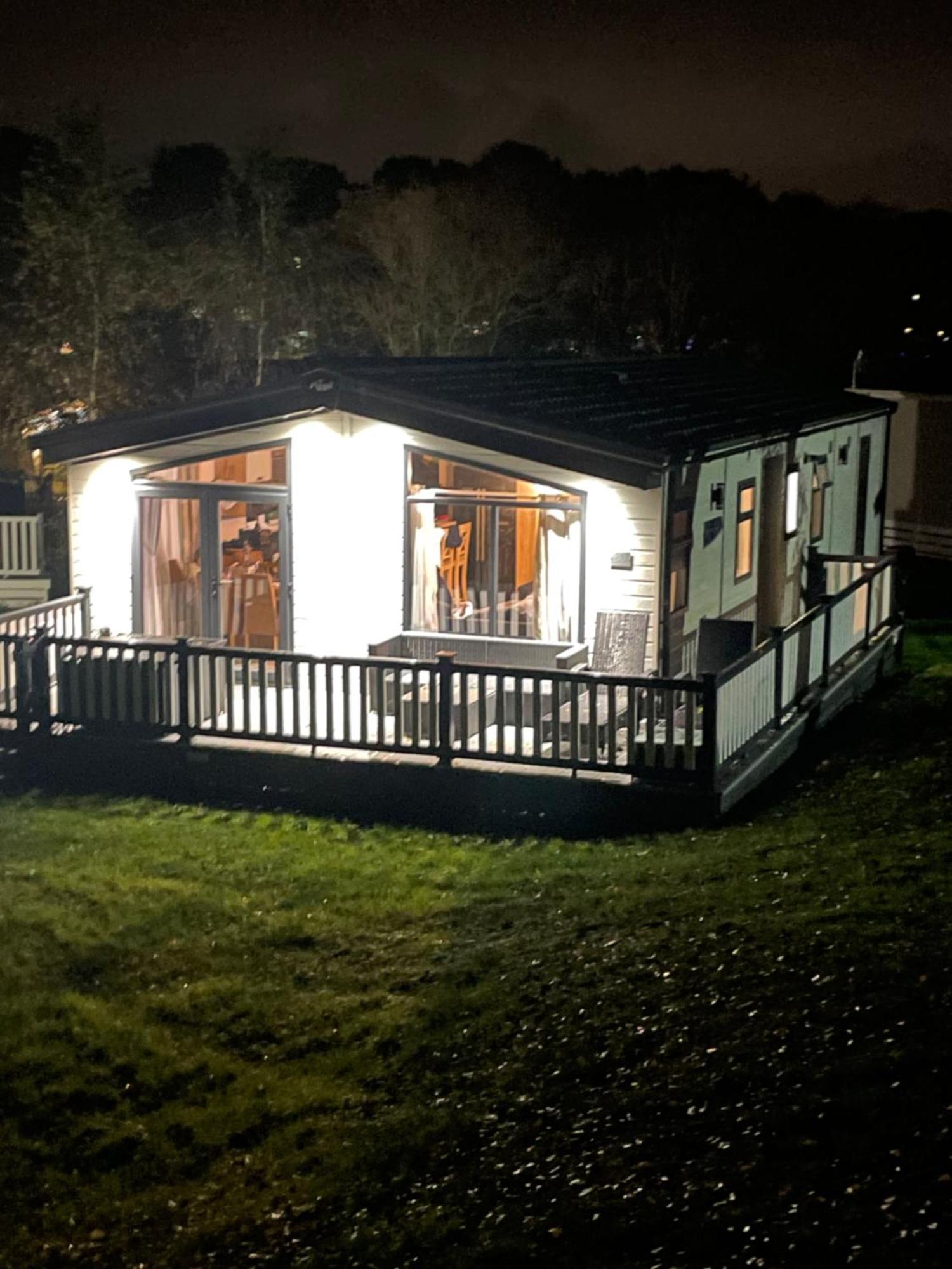 Luxury Lodge On Edge Of New Forest And 800M From Sea Entertainment And Leisure Passes Included Milford on Sea Buitenkant foto